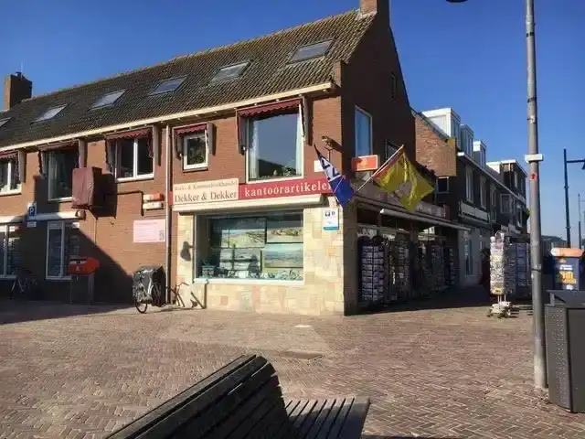 Boekhandek Dekker & Dekker van buitenaf